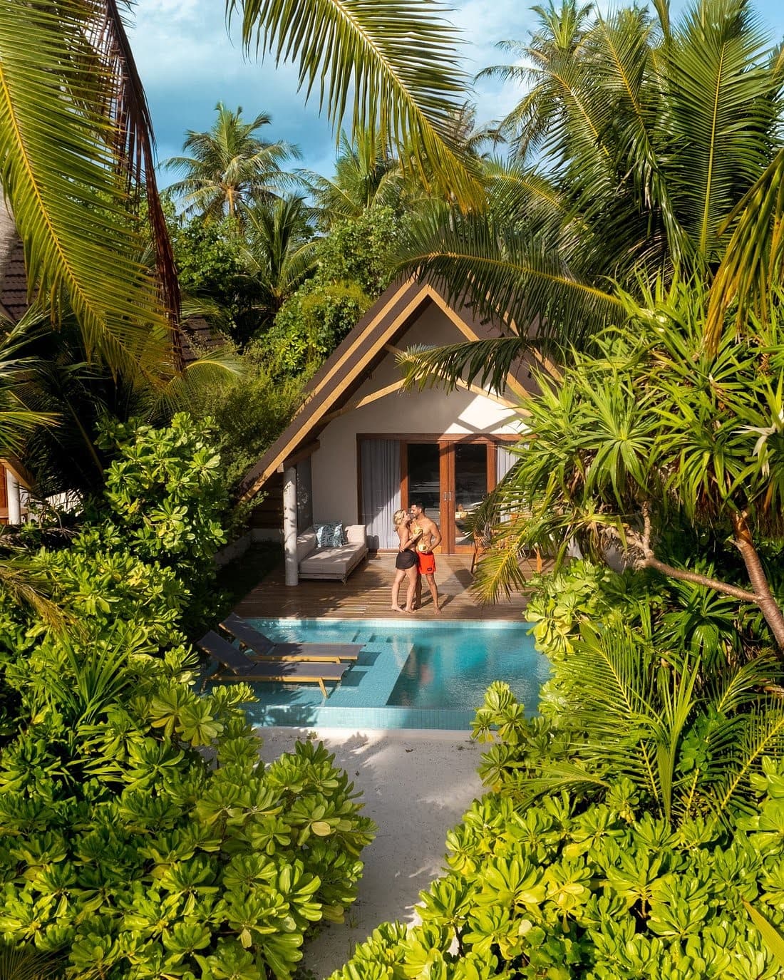 Villa Suite con piscina privada rodeada de palmeras en Sumba