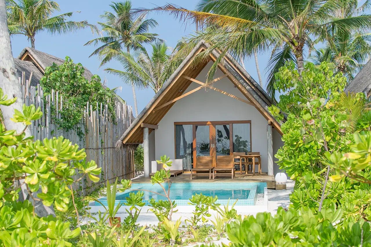 Fachada de la Villa Suite entre vegetación tropical